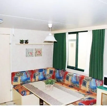 Ein Grosses Mobilheim Auf Einem Campingplatz Nahe Dem Meer Und Dem Badeort - B59772 *