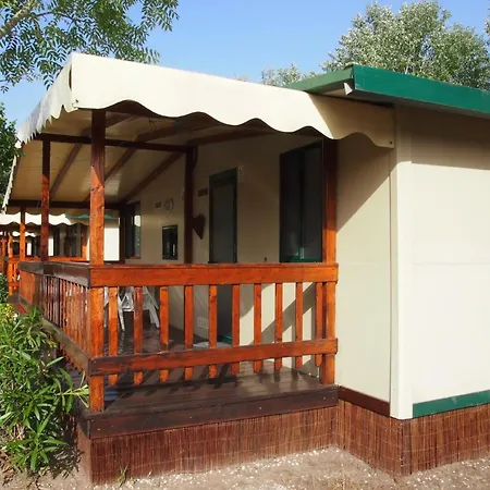 Ein Grosses Mobilheim Auf Einem Campingplatz Nahe Dem Meer Und Dem Badeort - B59772 Apartman